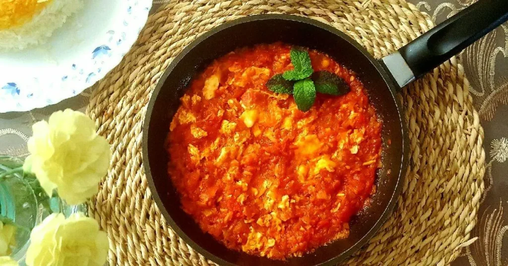 تصویر مرتبط با طرز تهیه خورش گوجه فرنگی پامادور گیلانی با عطر سیر و تخم مرغ