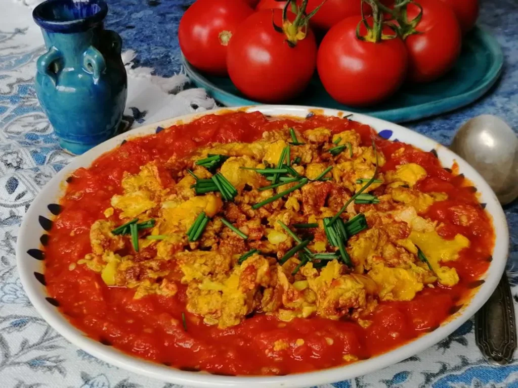 تصویر مرتبط با طرز تهیه خورش گوجه فرنگی پامادور گیلانی با عطر سیر و تخم مرغ