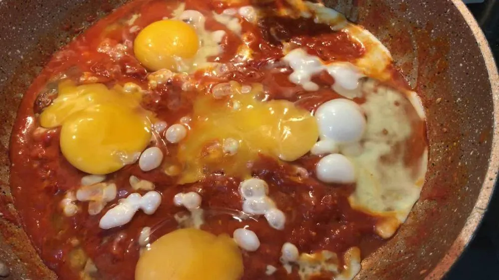 تصویر مرتبط با طرز تهیه خورش گوجه فرنگی پامادور گیلانی با عطر سیر و تخم مرغ