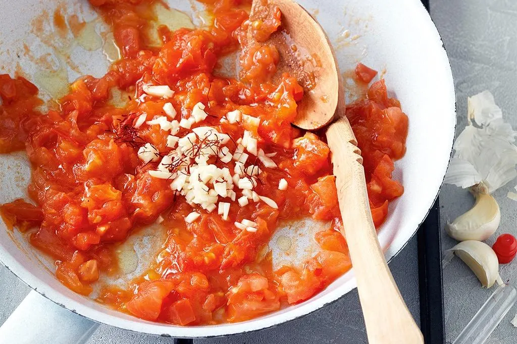 تصویر مرتبط با طرز تهیه خورش گوجه فرنگی پامادور گیلانی با عطر سیر و تخم مرغ