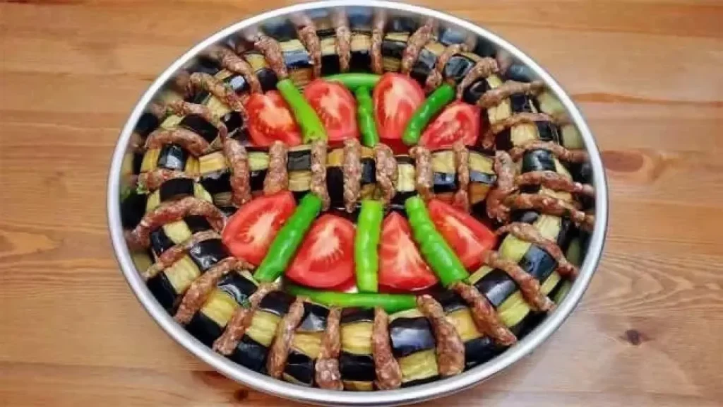 تصویر مرتبط با طرز تهیه کباب بادمجان با گوشت و سس مخصوص؛ غذای مجلسی و خوشعطر