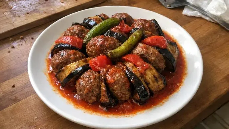 تصویر مرتبط با طرز تهیه کباب بادمجان با گوشت و سس مخصوص؛ غذای مجلسی و خوشعطر