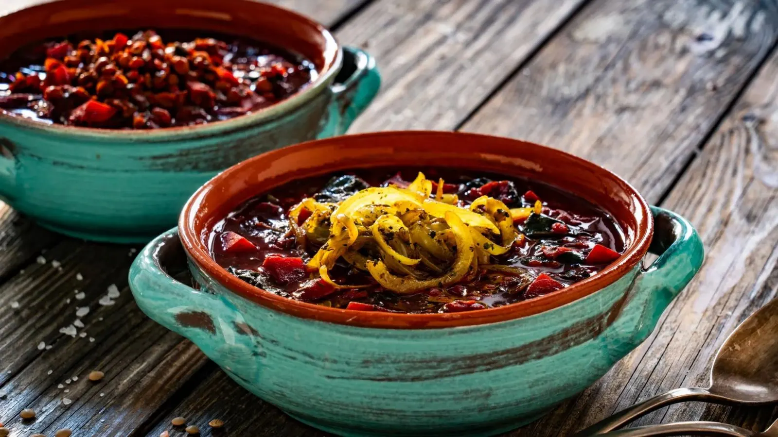 آش لبو شمالی خوش‌رنگ و خوشمزه با چغندر قرمز تازه و سبزی آش