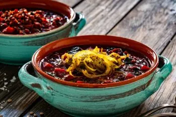 آش لبو شمالی خوش‌رنگ و خوشمزه با چغندر قرمز تازه و سبزی آش
