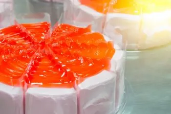 ژل کیک در قنادی برای بهبود بافت و ماندگاری شیرینیها
