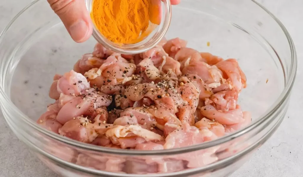 تصویر مرتبط با خوراک مرغ و زردچوبه به سبک جنوبی؛ طعمی خوش‌رنگ و معطر با آماده‌سازی سریع
