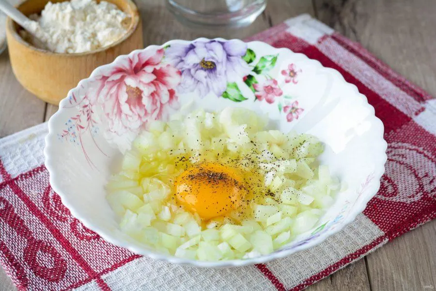 تصویر مرتبط با شام اقتصادی با یک پیاز و یک تخم مرغ؛ کوکوی ساده و خوشطعم برای سه نفر