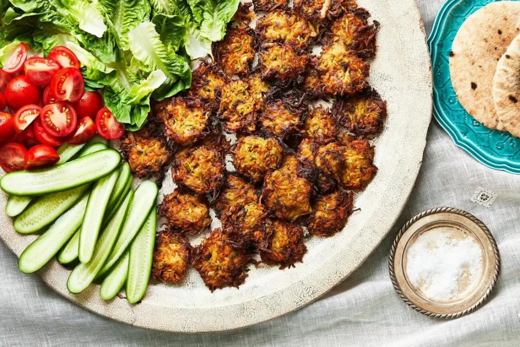 تصویر مرتبط با شام اقتصادی با یک پیاز و یک تخم مرغ؛ کوکوی ساده و خوشطعم برای سه نفر