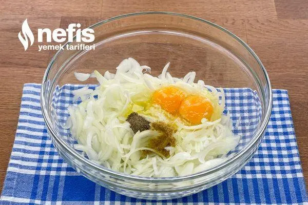 تصویر مرتبط با شام اقتصادی با یک پیاز و یک تخم مرغ؛ کوکوی ساده و خوشطعم برای سه نفر