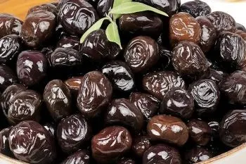 شیرین کردن زیتون سیاه؛ دبه پلاستیکی پر از زیتون سیاه شیرین شده