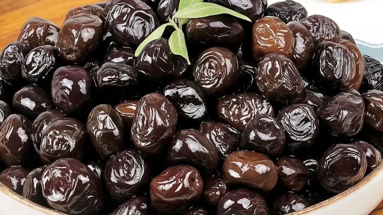 شیرین کردن زیتون سیاه؛ دبه پلاستیکی حاوی زیتون سیاه شیرین شده