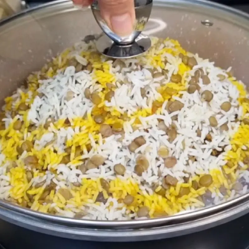 تصویر مرتبط با طرز تهیه عدس پلو شاهانه با گوشت چرخکرده و زعفران خوشرنگ