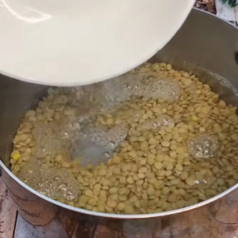 افزودن ادویهها و کشمش به مخلوط گوشت