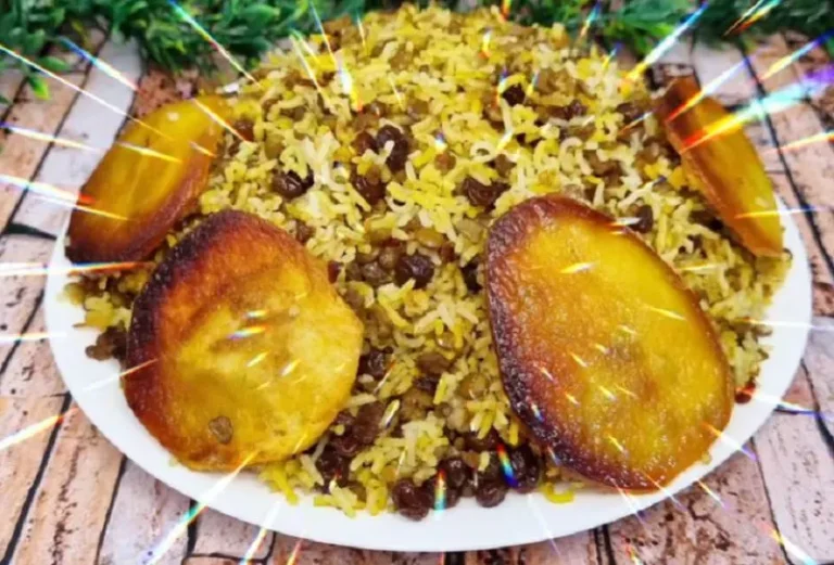 طرز تهیه عدس پلو شاهانه؛ تصویر عدس پلو شاهانه با گوشت چرخ‌کرده، کشمش