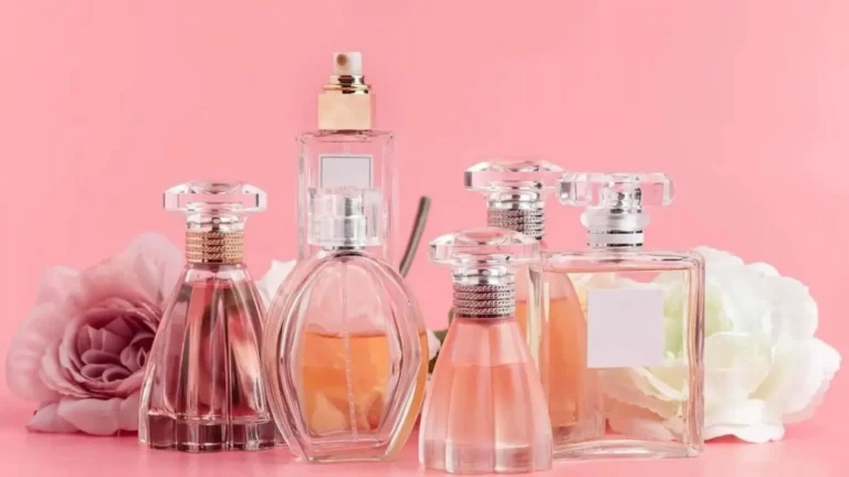 شیشه‌های مختلف عطر زنانه خوشبو و اقتصادی با رایحه‌های متنوع