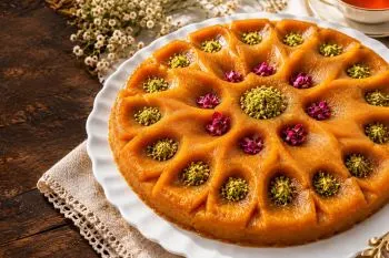 طرز تهیه حلوای مجلسی آرد برنج؛ حلوای آرد برنج نرم و خوشعطر در ظرف پذ