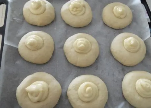 تصویر مرتبط با طرز تهیه نان کاسترد خانگی با مغز کرم وانیلی نرم و خوشمزه