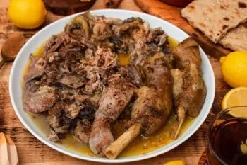 طرز تهیه کله پاچه خانگی؛ ظرف کله پاچه خانگی لعاب‌دار و خوش‌عطر