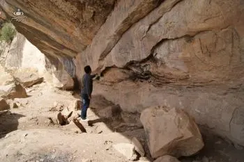غار میرملاس لرستان؛ نمایی از ورودی غار میرملاس در کوه سرسرخن لرستان