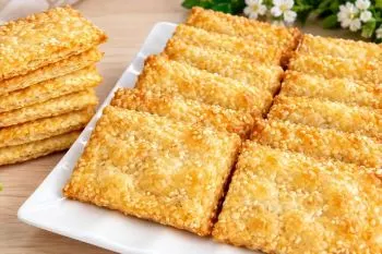 بیسکویت کنجدی ترد و لایه‌ای؛ بیسکویت ترد و لایه‌ای بدون تخم مرغ با ک