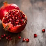 خواص انار در تقویت خون؛ دانههای انار سرخ و تازه به عنوان منبع طبیعی