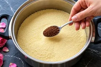 دسر قهوه و سمولینا در ظرف کاراملی شده