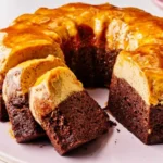 طرز تهیه فلن کیک شکلاتی؛ تصویر فلن کیک شکلاتی با لایههای کارامل، فل