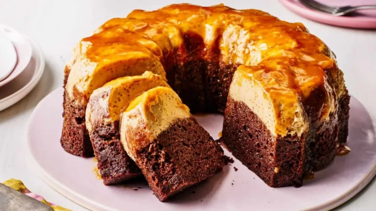 طرز تهیه فلن کیک شکلاتی؛ تصویر فلن کیک شکلاتی با لایه‌های کارامل، فل