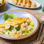 تصویری از املت میگو با تخم‌مرغ و پیاز تفت‌داده شده