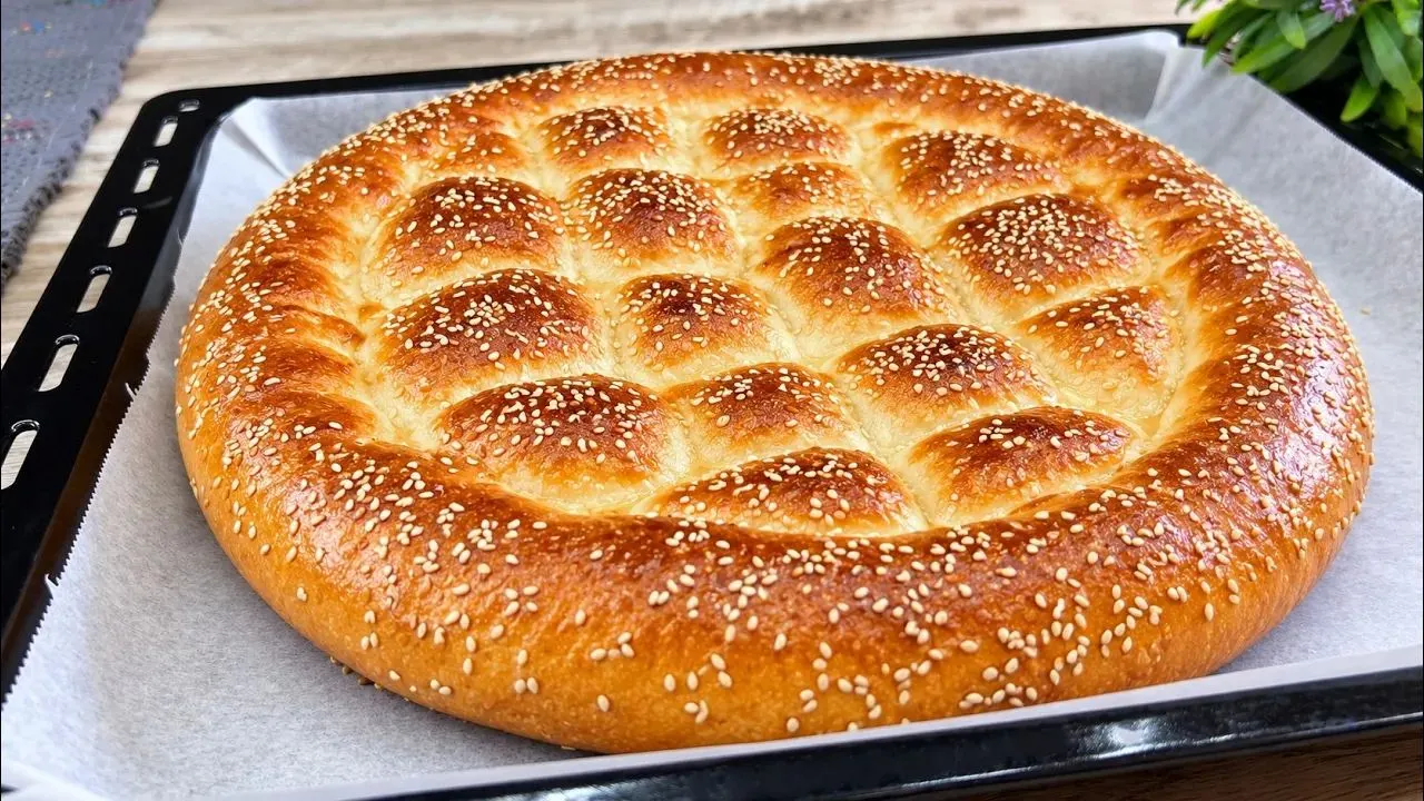 نان صبحانه نرم و خوش‌عطر با شیر، کره و کنجد در فر