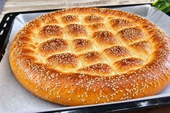 نان صبحانه نرم و خوشعطر با شیر، کره و کنجد در فر