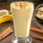 یک لیوان شیرموز خانگی غلیظ و خوشعطر با برش موز تازه