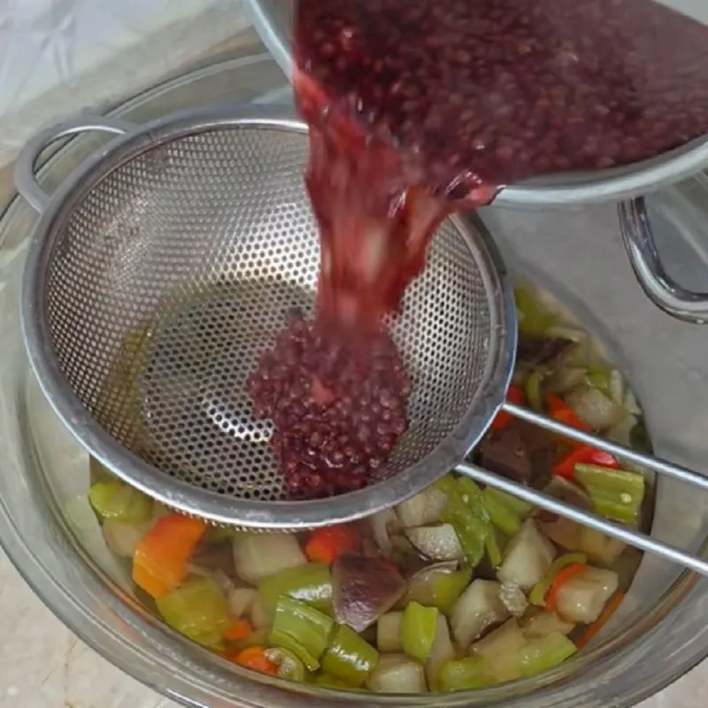 افزودن چاشنی ها و سیر