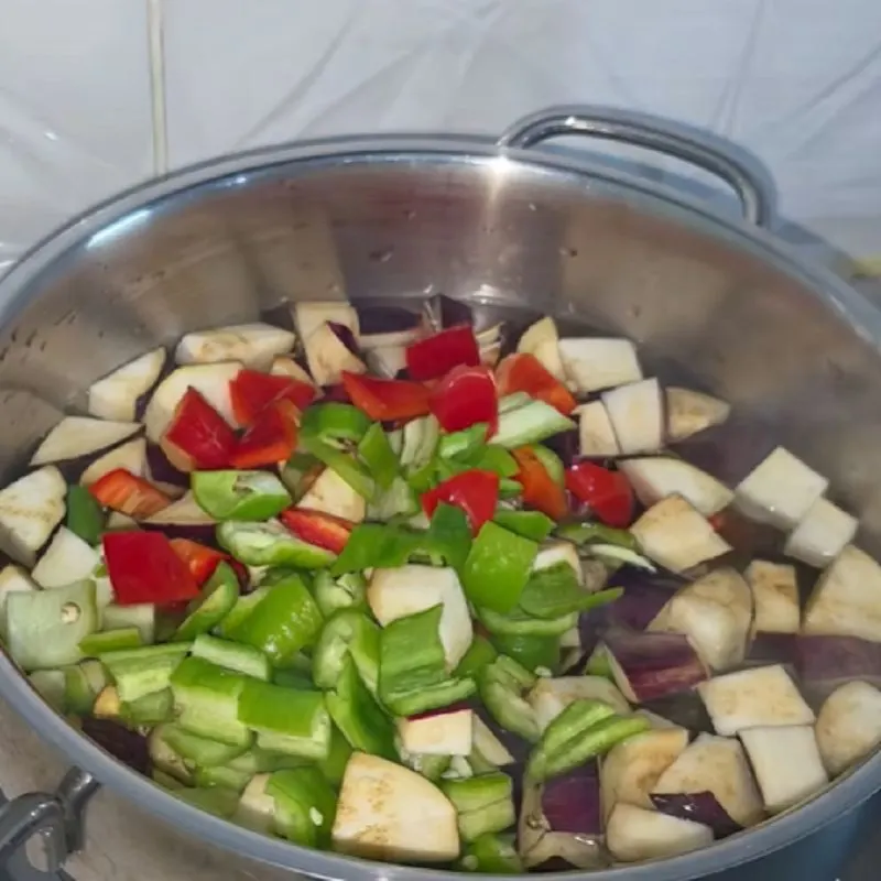 اجازه دهید بادمجان ها نرم شوند