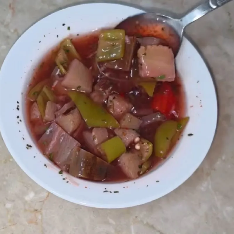 خرد کردن بادمجان و فلفل ها