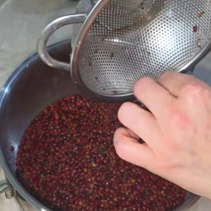 . سپس عصاره را از صافی عبور دهید