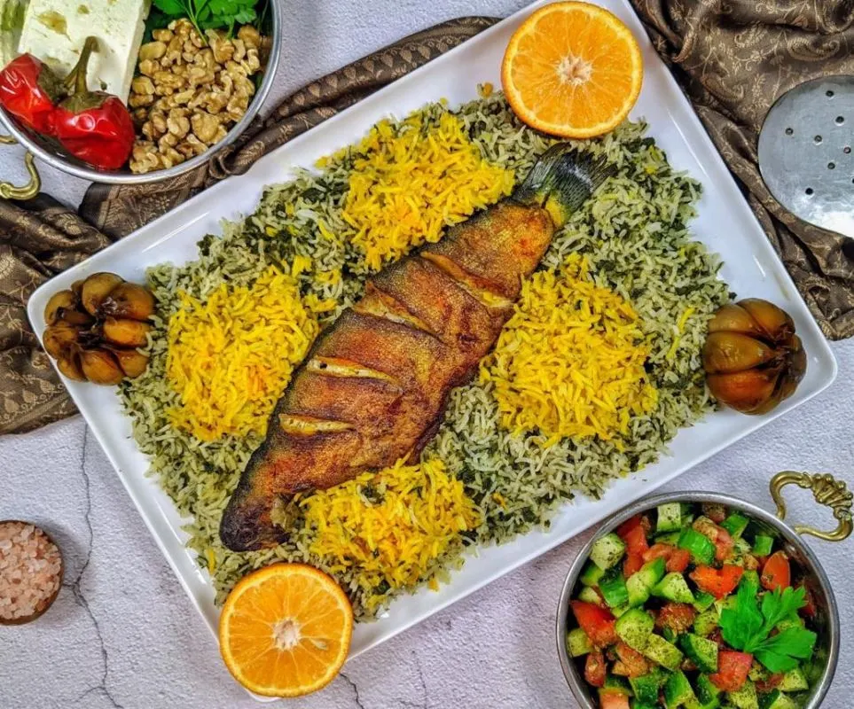 ماهی سرخ شده با پوست طلایی آماده سرو