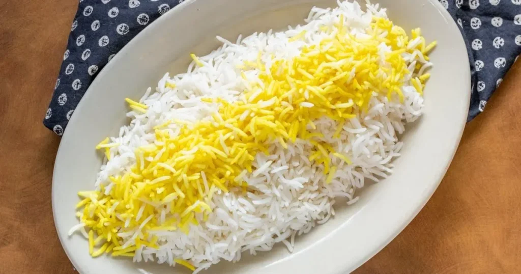 سرخ کردن ماهی در تابه با روغن داغ