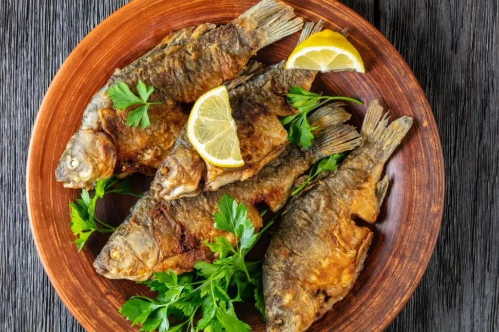 سبزی پلو همراه ماهی سرخ شده