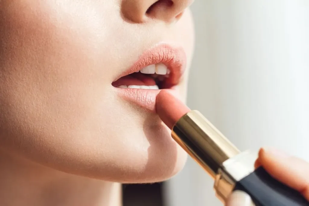 تیره شدن لب بعد از زدن رژ لب