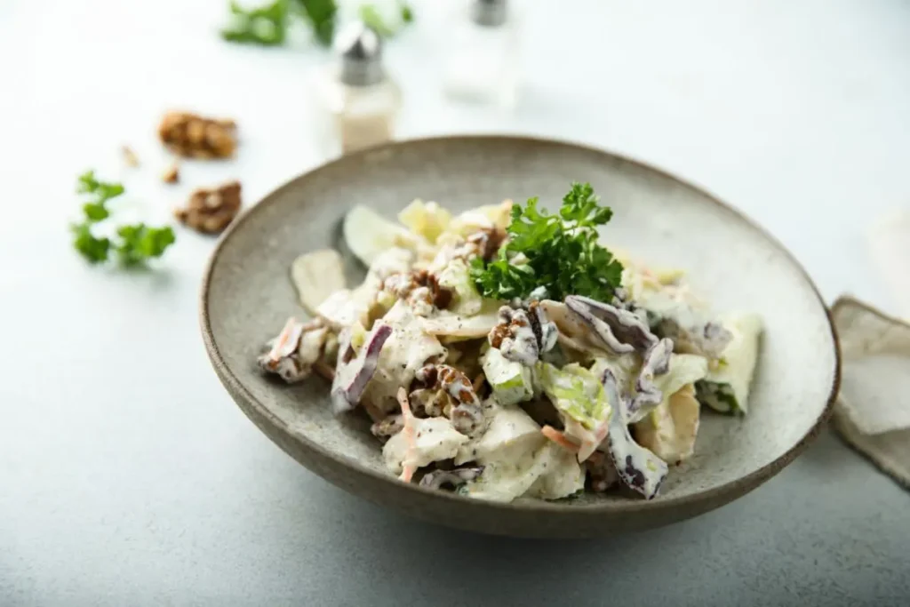 تصویر مرتبط با طرز تهیه سالاد والدورف آمریکایی؛ سالاد کلاسیک با طعمی متعادل و ترد